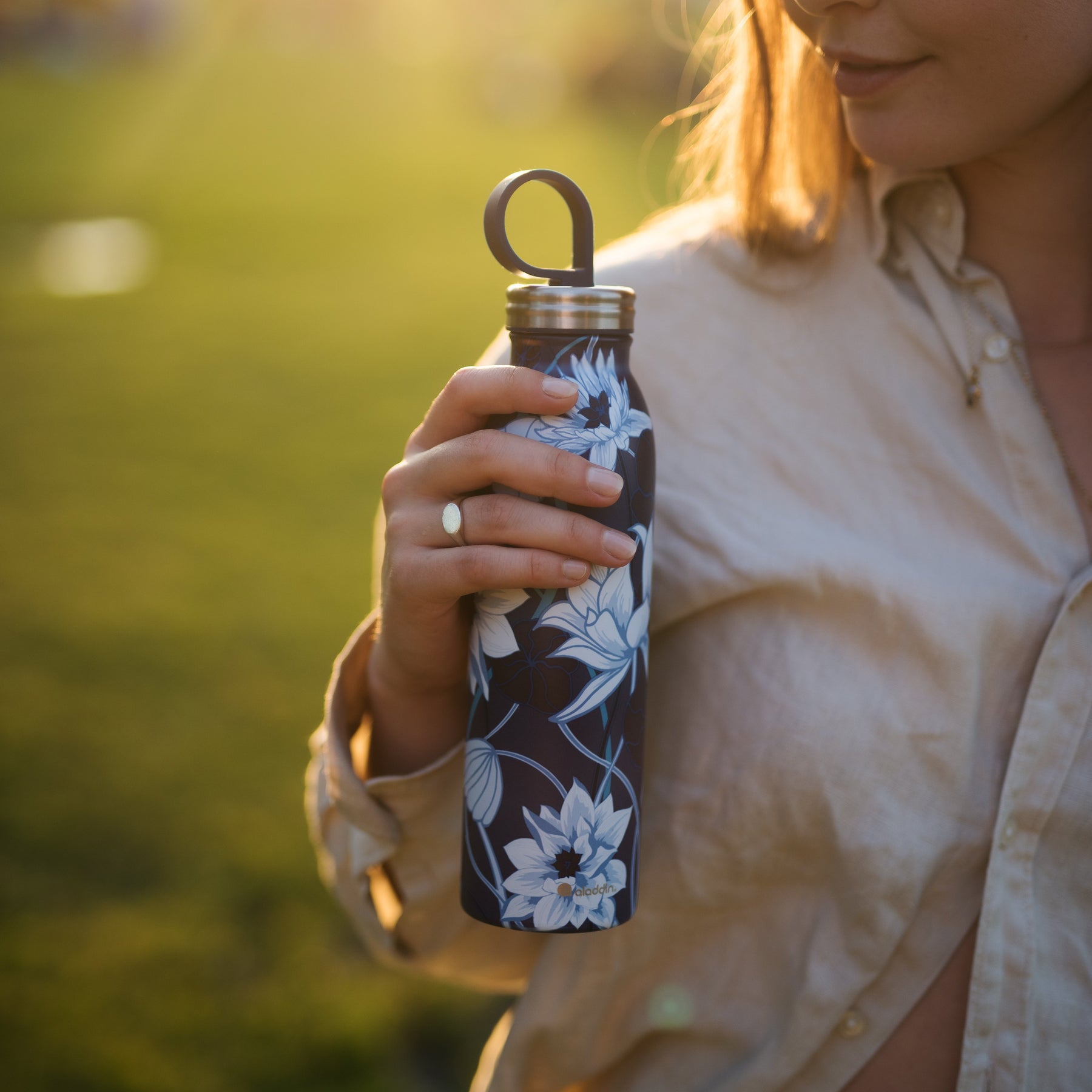 Aladdin-Picnic-Park-Chilled-Style-Thermavac_-Stainless-Steel-Water-Bottle-0.55L-Lotus-Navy-Lifestyle-v29_1800x1800