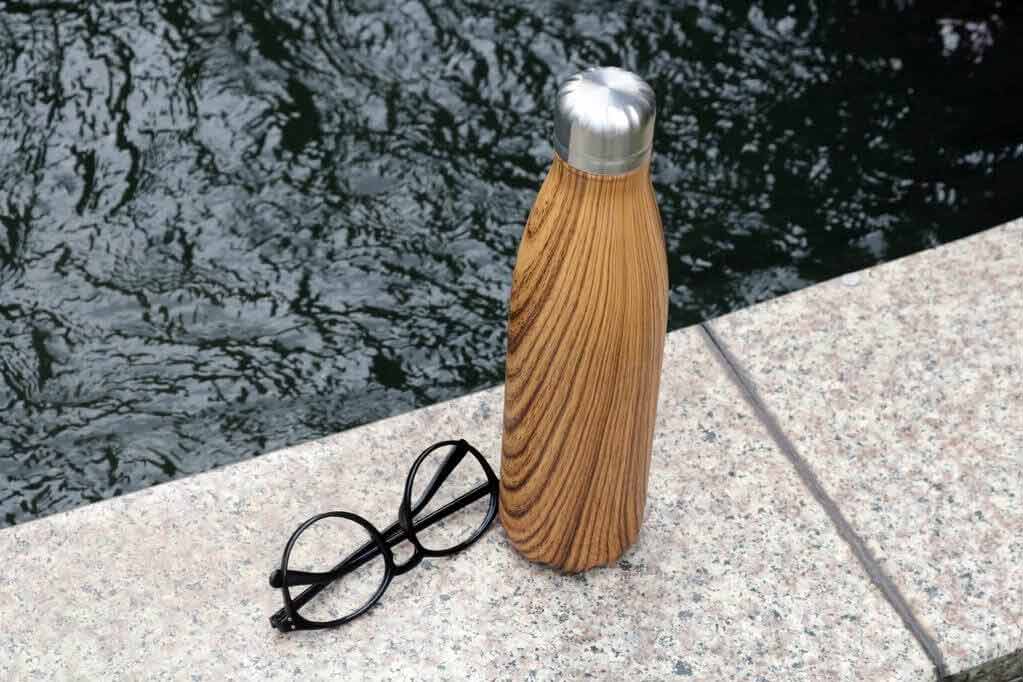 GEYER – Hans Larsen Stainless Steel Water Bottle with Wood Print – Brown (1)